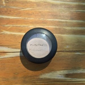 LIGHTLY USED MAC VANILLA VELVET SINGLE EYESHADOW
